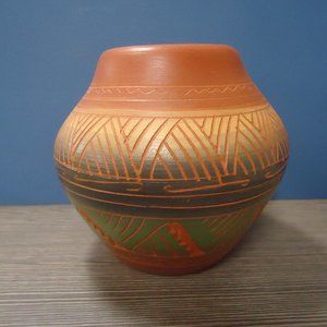 BEAUTIFUL NATIVE AMERICAN POTTERY JAR/VASE
